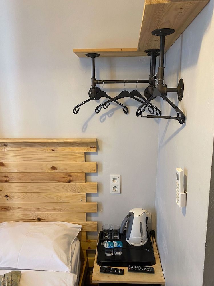 Corner Hot Economy Room 13