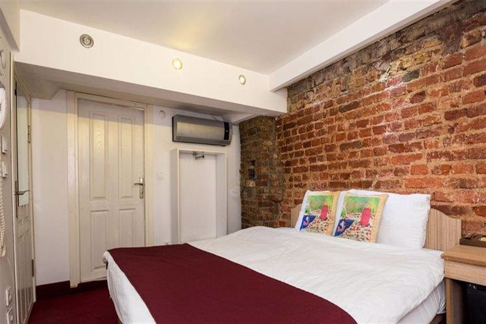 Corner Hot Economy Room 6