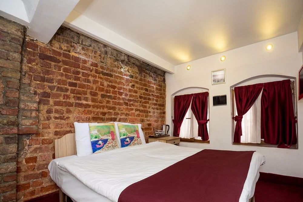 undefined Corner Hot 3