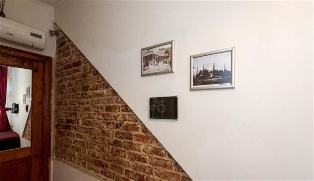 Corner Hot Economy Room 9