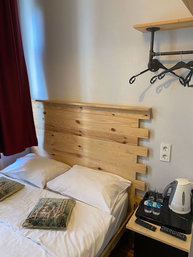 Corner Hot Economy Room 3