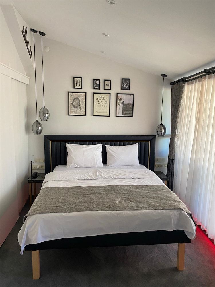 undefined Corner Hot 4