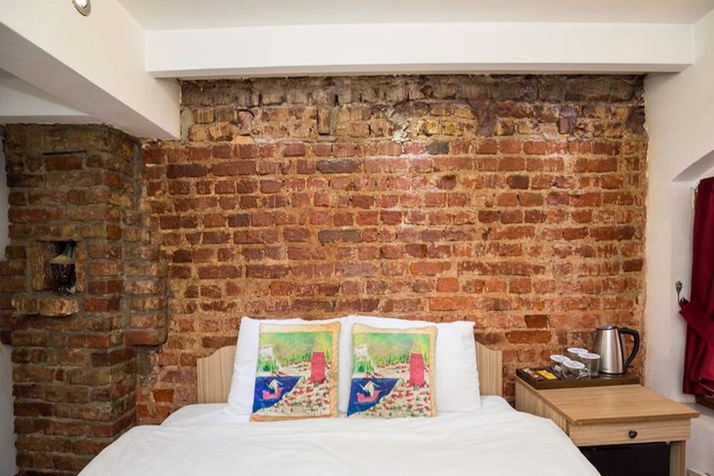 Corner Hot Economy Room 2