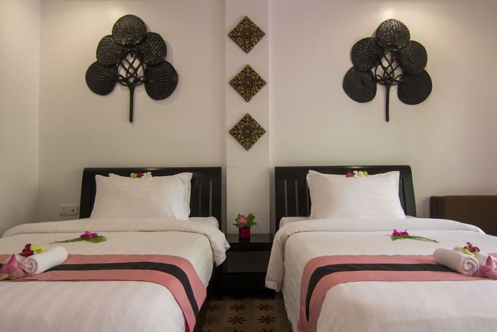 La Residence WatBo Hotel Deluxe Twin Room, Pool View 7