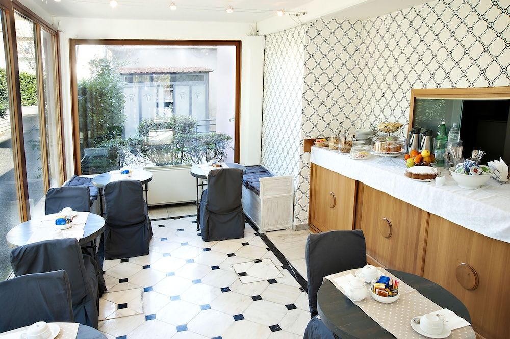 undefined Arco di Travertino 9