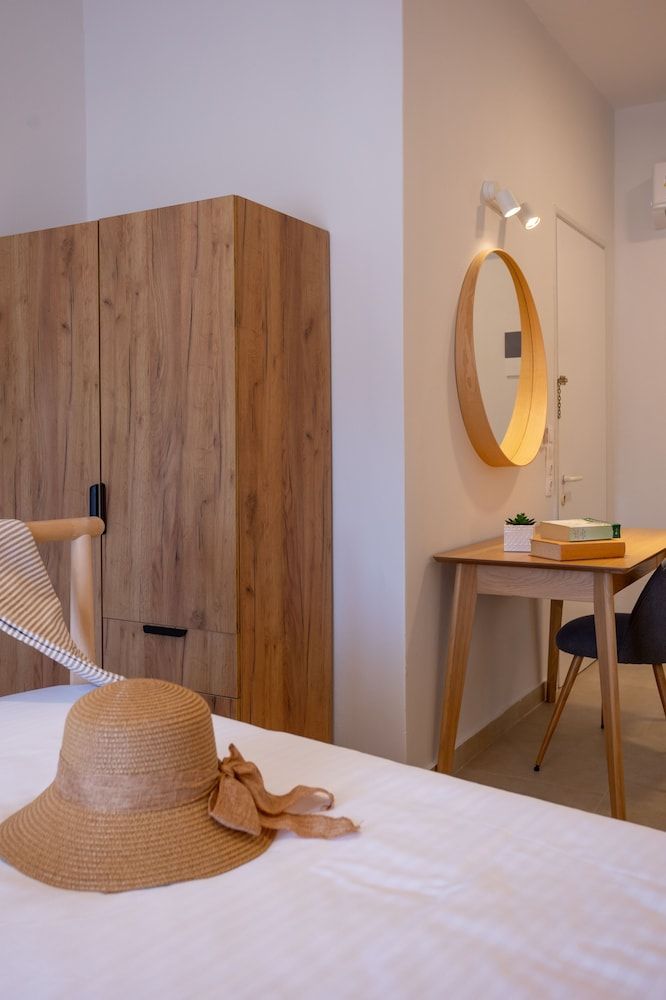 Hotel Bretagne Triple Room 9