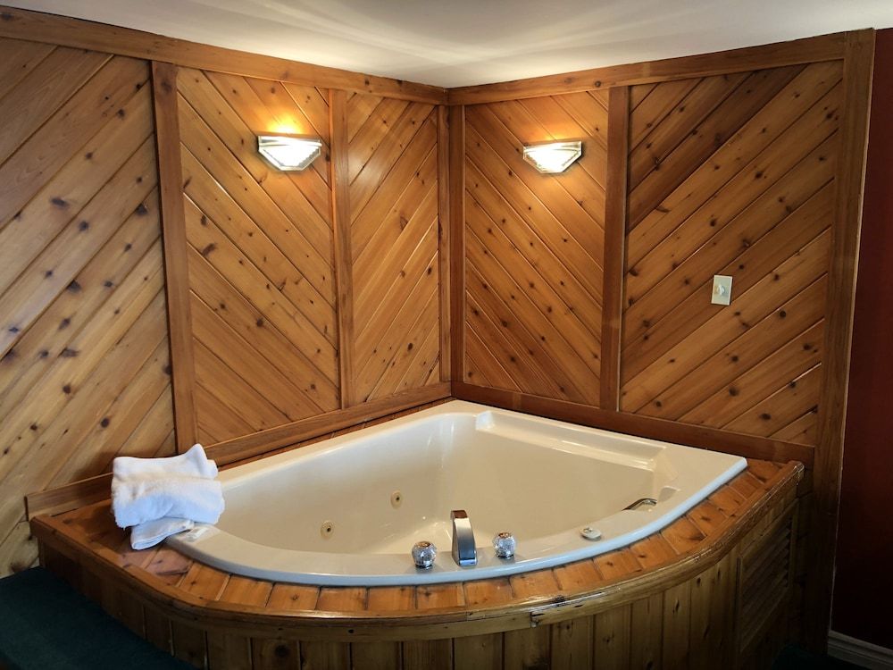 Knights Inn Huntsville, ON Suite, 1 King Bed, Jetted Tub 5