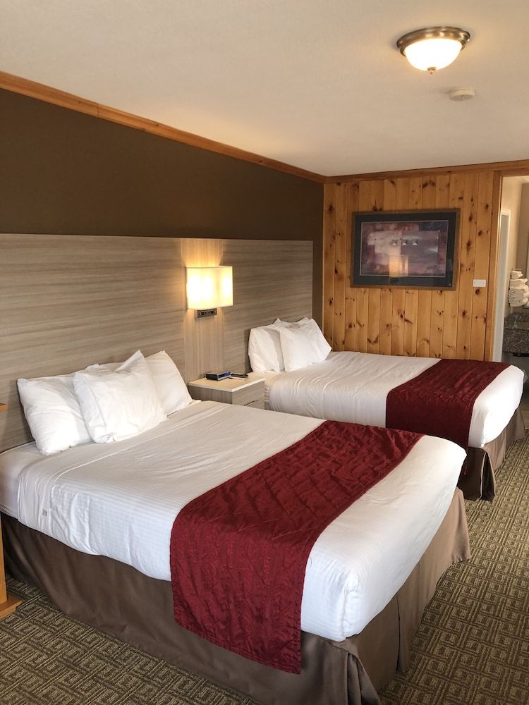 Knights Inn Huntsville, ON Suite, 2 Queen Beds 4