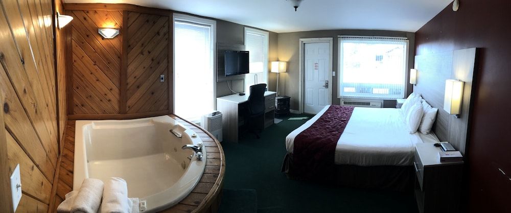 Knights Inn Huntsville, ON Suite, 1 King Bed, Jetted Tub 2