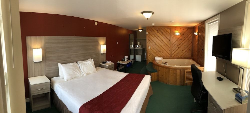 Knights Inn Huntsville, ON Suite, 1 King Bed, Jetted Tub