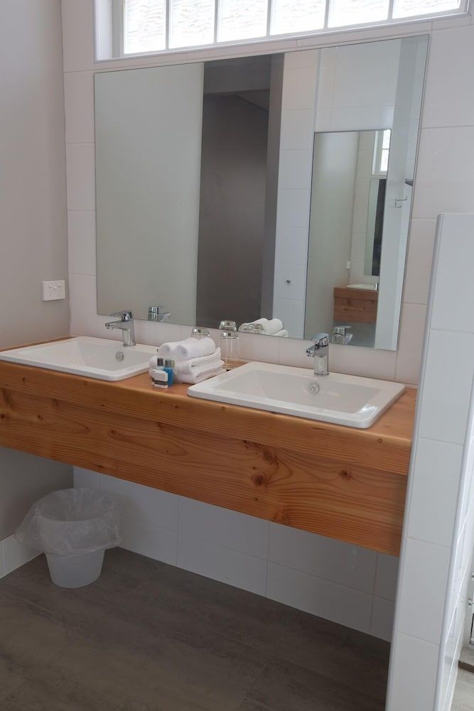 Maand Up Accommodation Pool View King or Twin 8