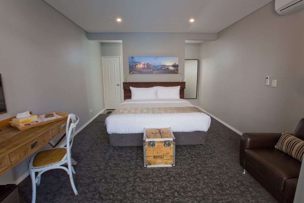 Maand Up Accommodation Pool Side King 3