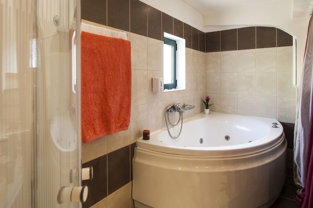 Estate Kares Traditional Studio 5