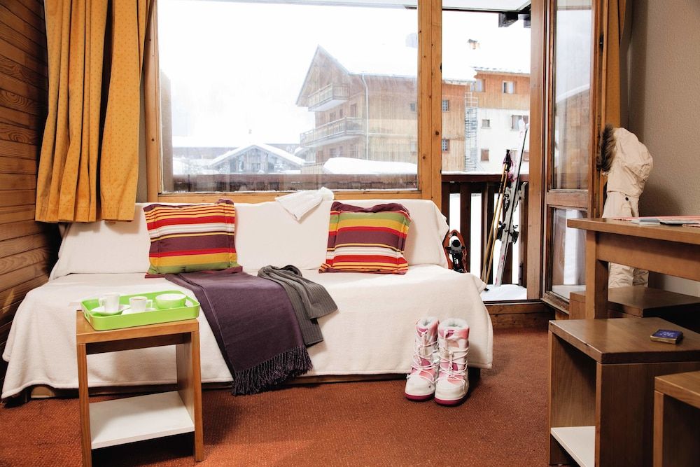 Studio, Balcony