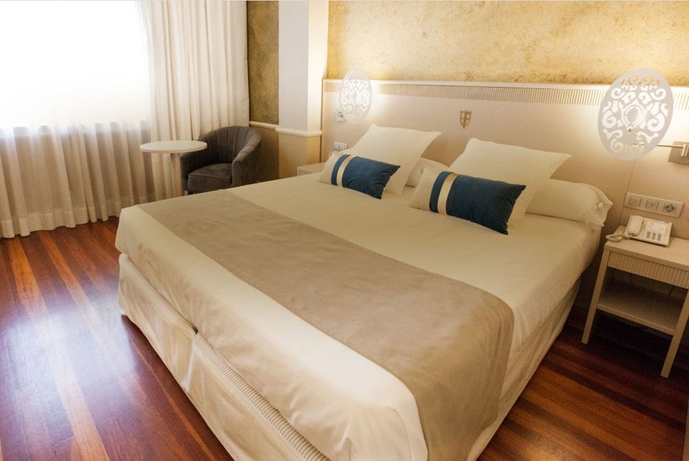 Alfonso VIII Junior Studio Suite (Double Room + Living Room)