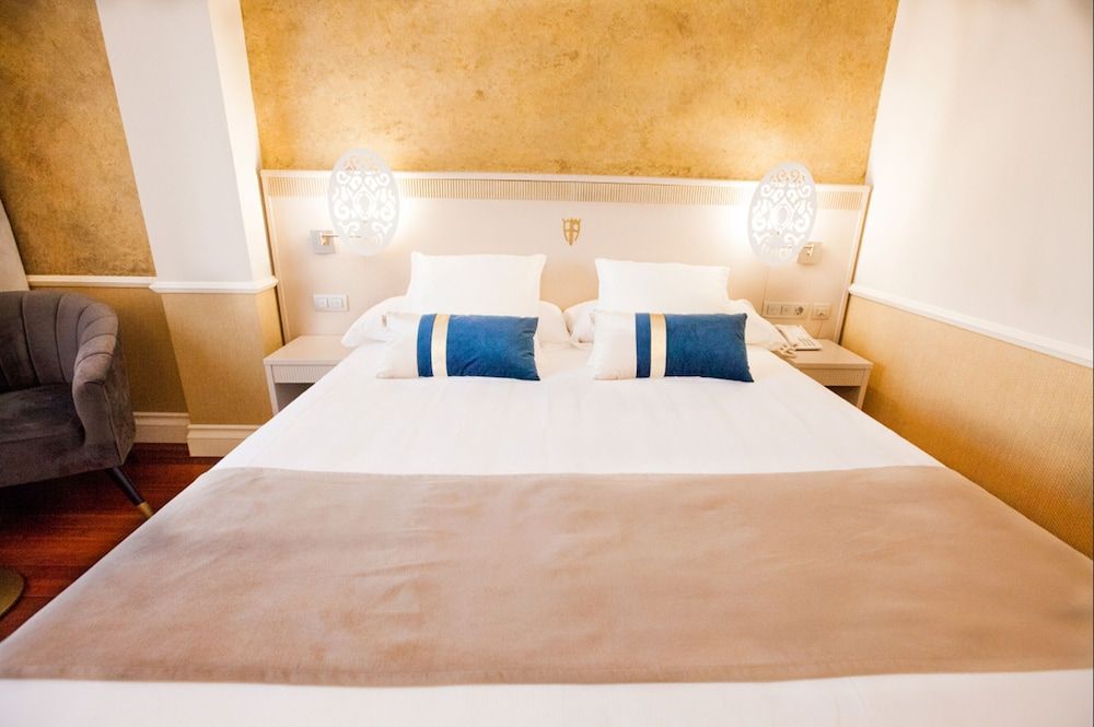 Alfonso VIII Junior Studio Suite (Double Room + Living Room) 2