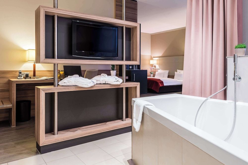 Best Western Premier Novina Hotel Regensburg Suite, 2 Twin Beds, Bathtub 6