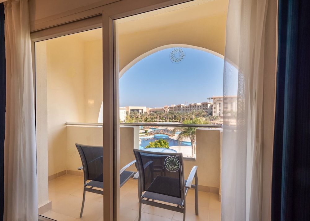 Serenity Alma Heights Club Room, Pool View 5