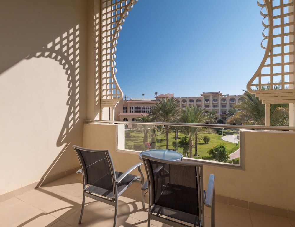 Serenity Alma Heights Family Room, Pool View (Interconnected) 5