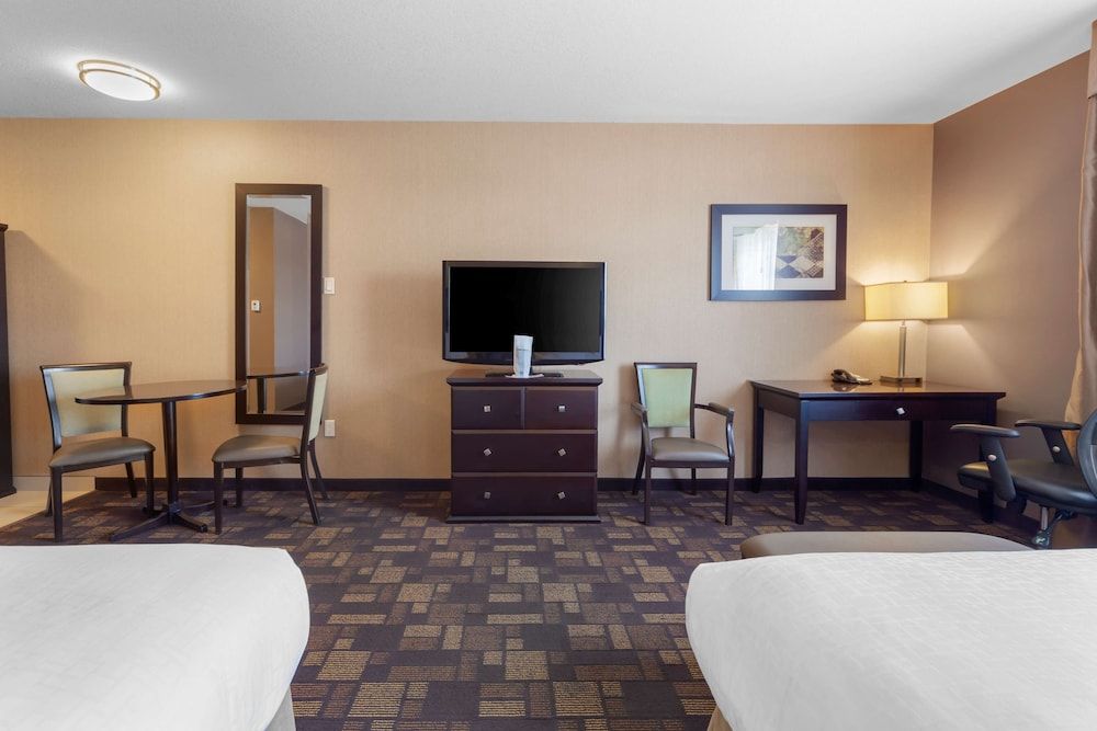 Best Western Plus Fox Creek Standard Room, 2 Queen Beds, Non Smoking, Refrigerator & Microwave 4
