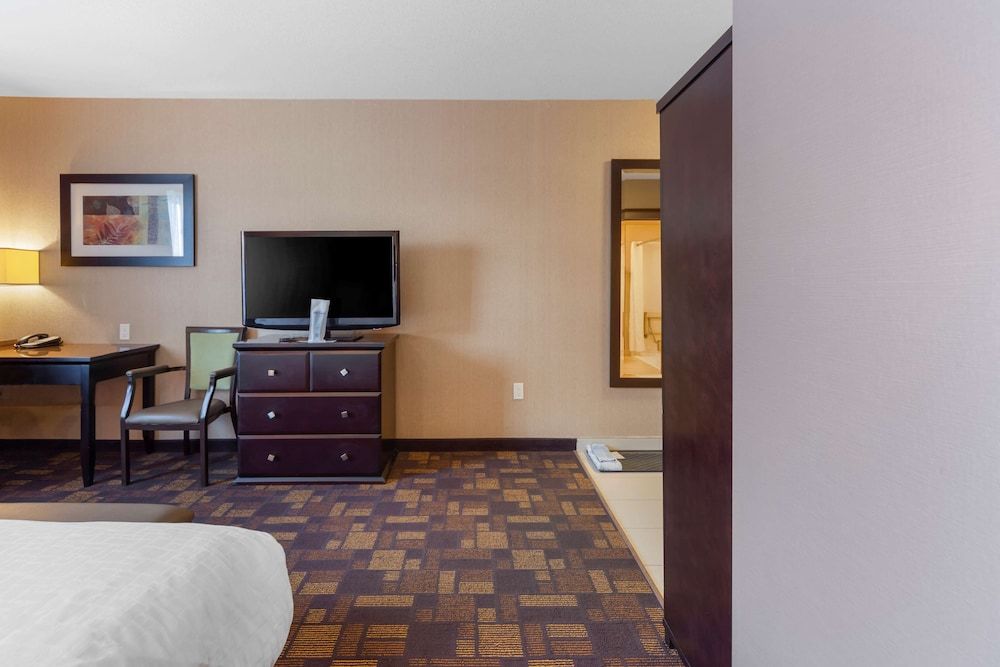 Best Western Plus Fox Creek Standard Room, 1 King Bed, Accessible, Refrigerator & Microwave 4