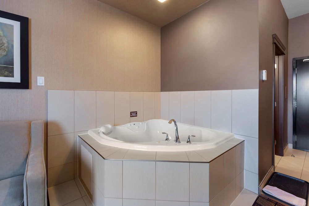 Best Western Plus Fox Creek Suite, 1 King Bed, Non Smoking, Jetted Tub 2