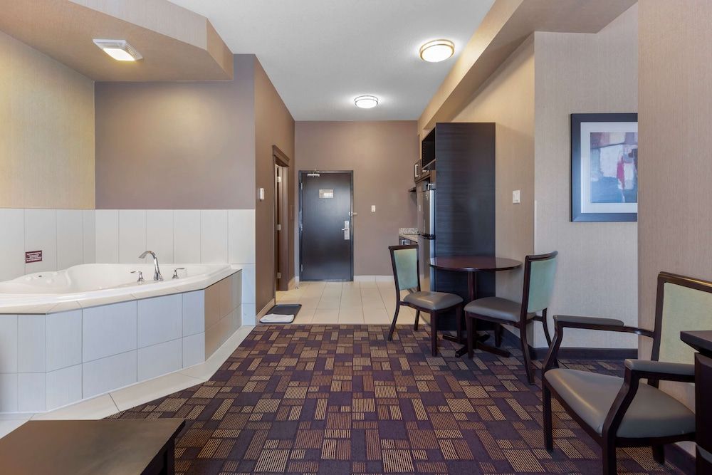 Best Western Plus Fox Creek Suite, 1 King Bed, Non Smoking, Jetted Tub 3