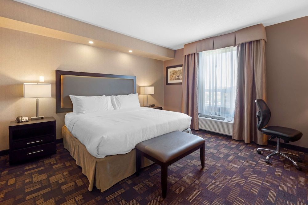 Best Western Plus Fox Creek Standard Room, 1 King Bed, Accessible, Refrigerator & Microwave
