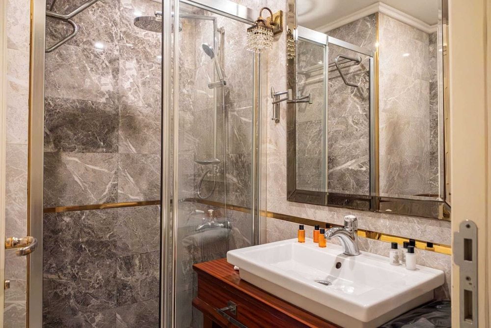 Myy Homes - Boutique class Deluxe Double Room 5