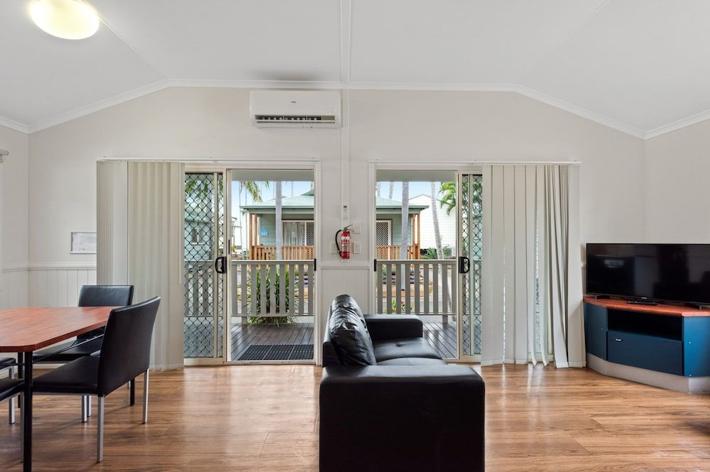 Discovery Parks - Rockhampton Deluxe 2 Bedroom Cabin 5