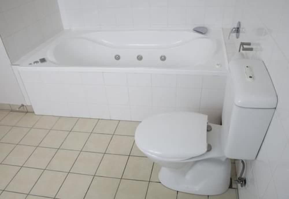 Hygate Motor Lodge One bedroom Apartment - Jetted tub 2