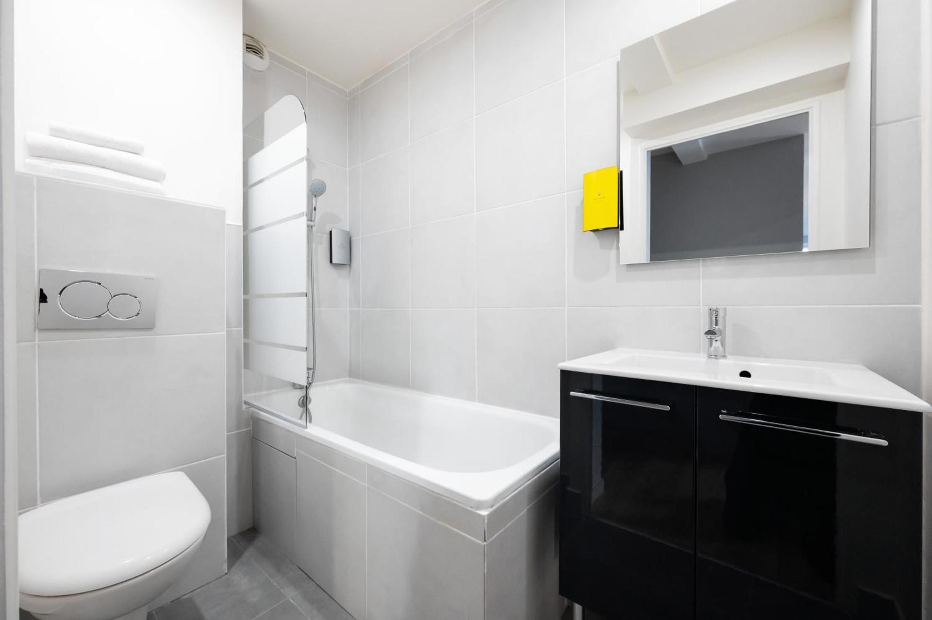 One-Bedroom Apartment (5 Adults)