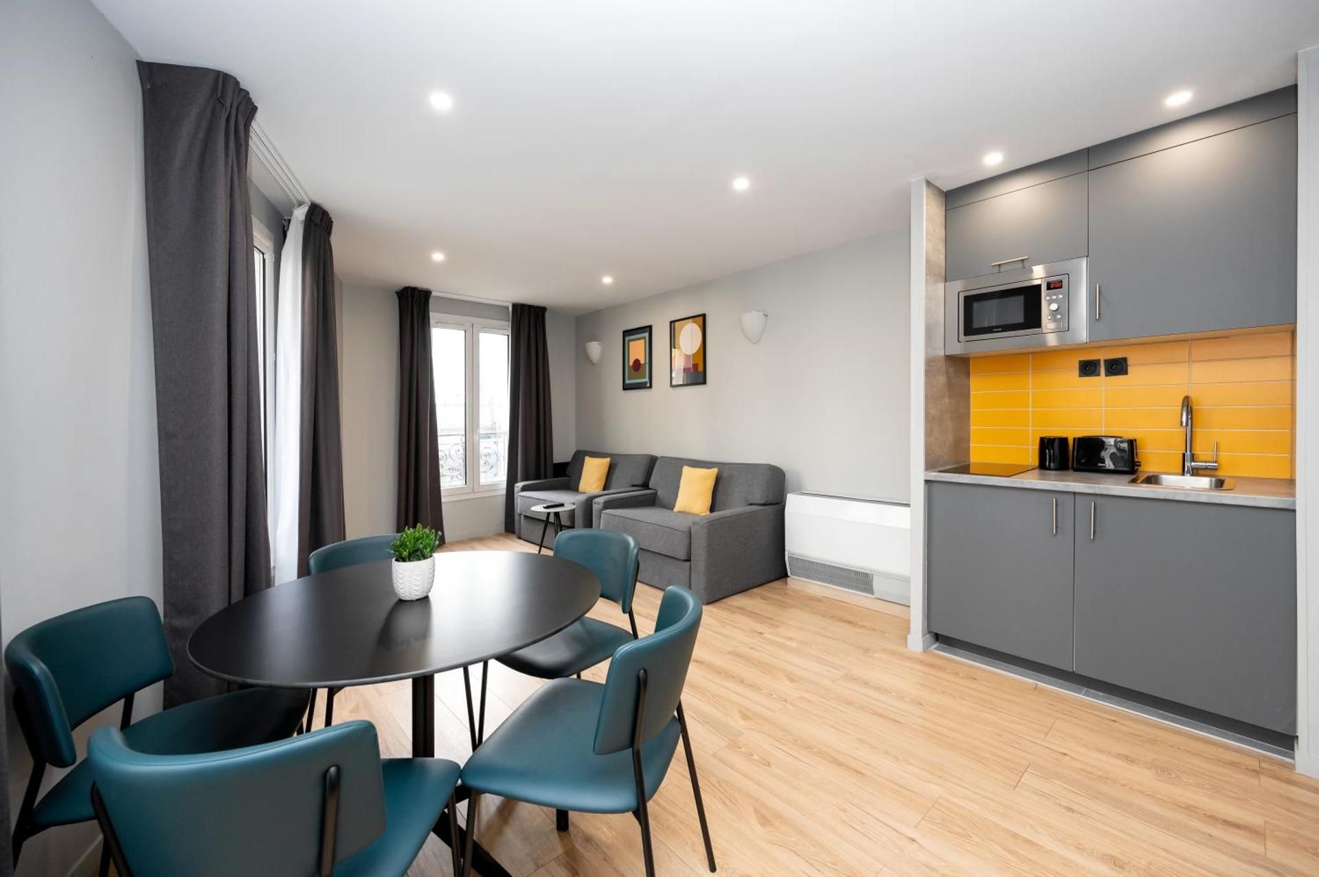 One-Bedroom Apartment (5 Adults)