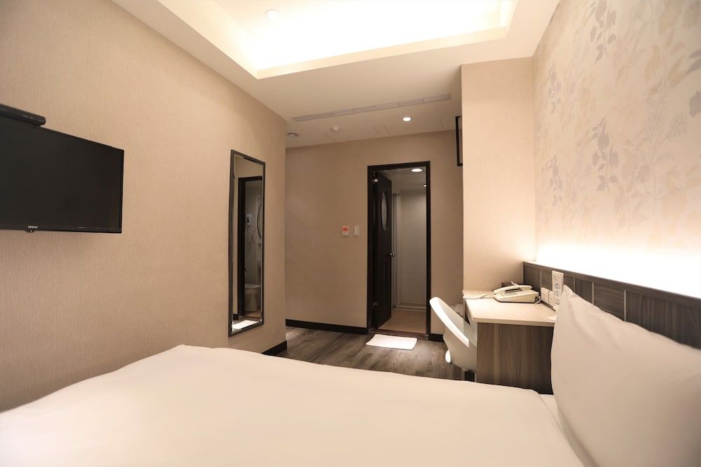 Chair Man Hotel Standard Double Room 9