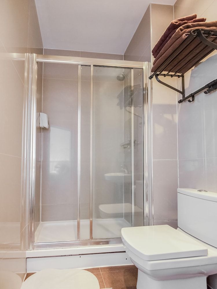 undefined Huttons Hotel, Victoria London 3