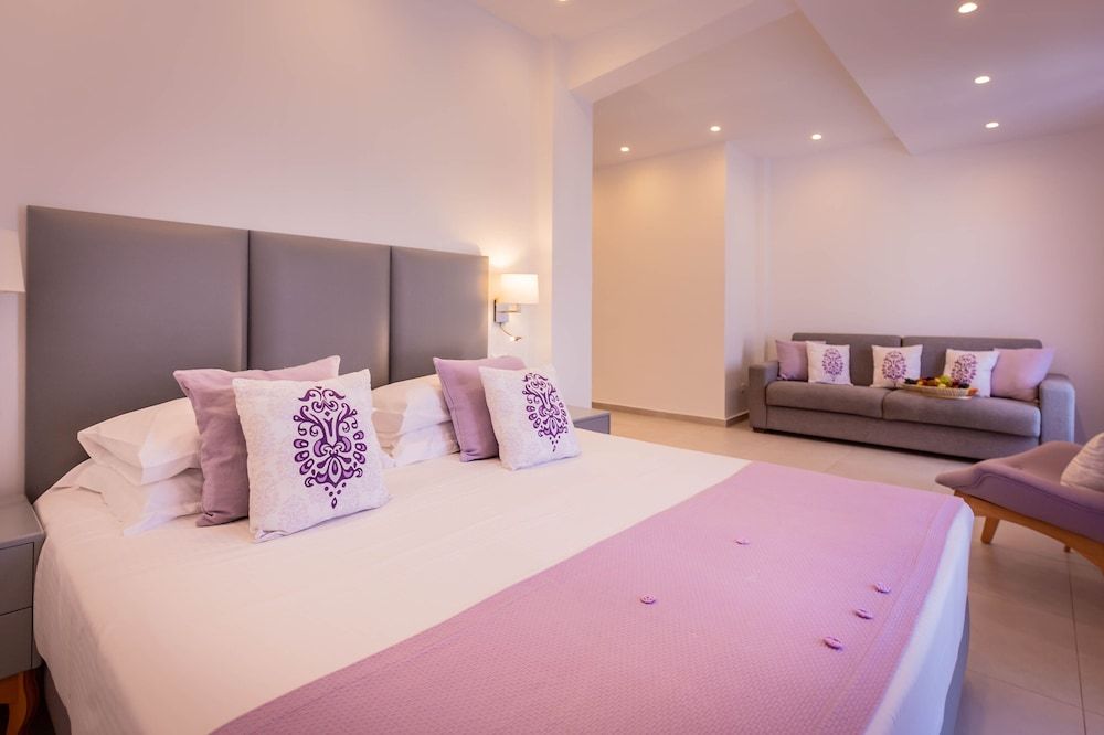 undefined Mar n Mar Crown Hotel and Suites