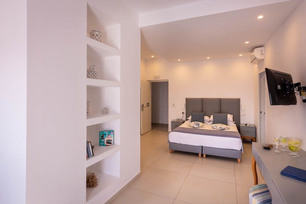 undefined Mar n Mar Crown Hotel and Suites 4