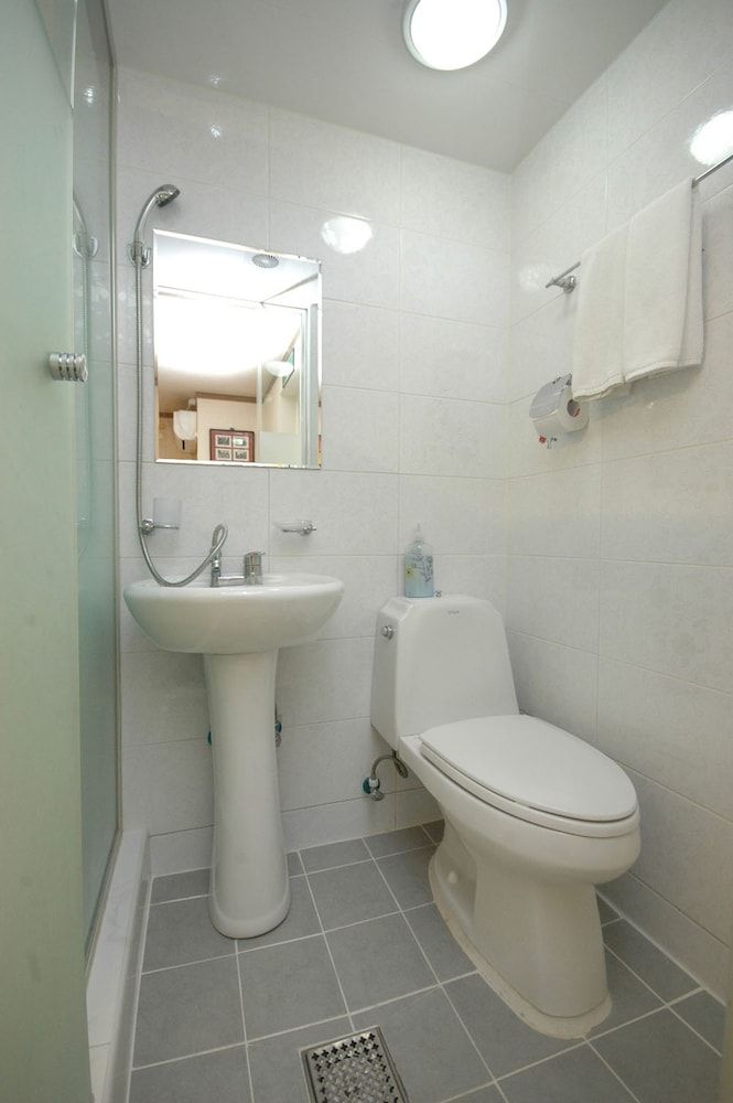 E Residence Premium Single Room (Self check in until 11:30 PM) 5