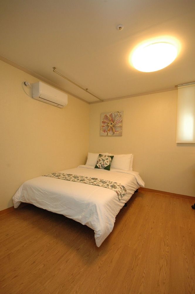 E Residence Premium Single Room (Self check in until 11:30 PM) 4