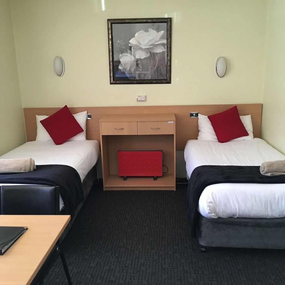 Sky Rider Motor Inn Family Room 5 3