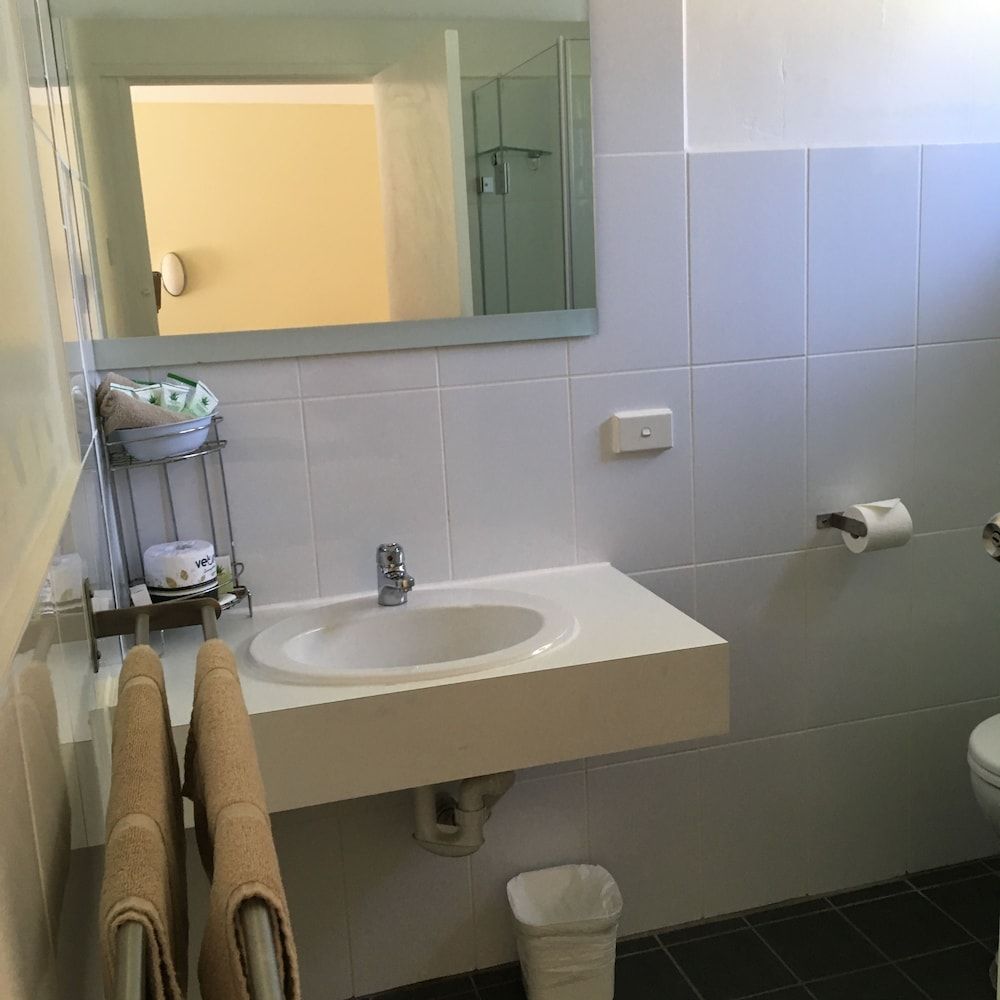 Sky Rider Motor Inn Family Room 5 6