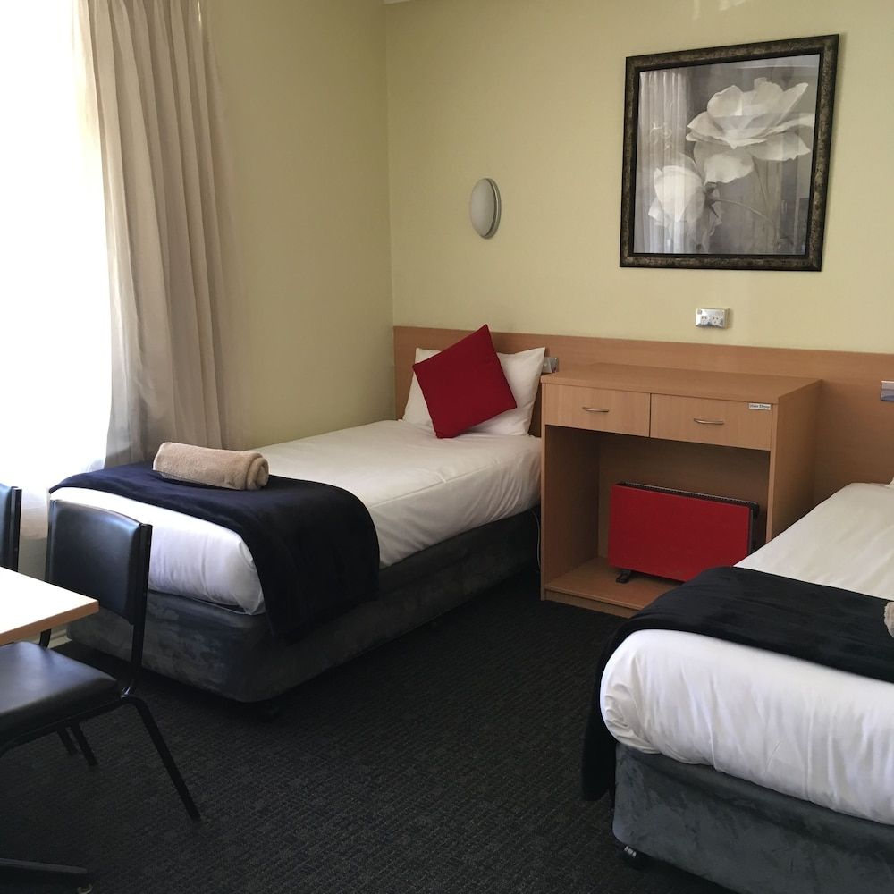 Sky Rider Motor Inn Family Room 5 4