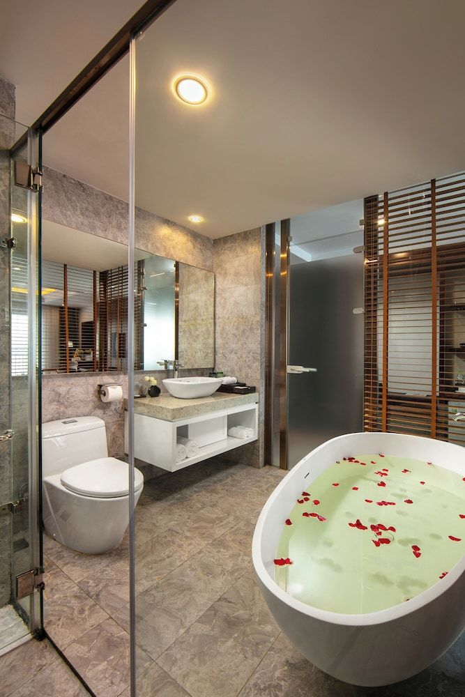 Deep Soaking Bathtub