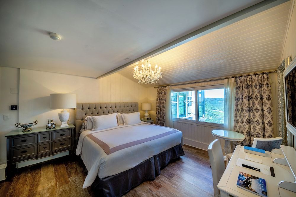Deluxe Double Room, 1 King Bed, Valley View