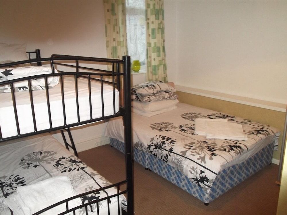 Tudor House Suite, Ensuite ((Sleeps 4 people)) 2