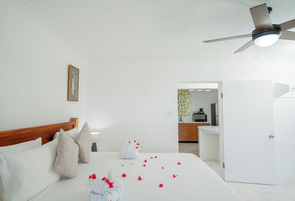 Beyond Sunset Resort & Villas Standard Double Room, 1 King Bed, Kitchen, Ocean View 3