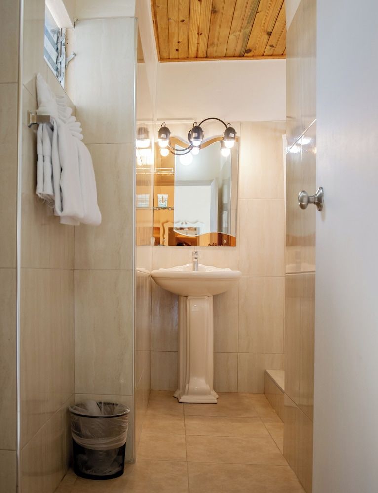 Beyond Sunset Resort & Villas Standard Room, 1 King Bed, Garden View 4