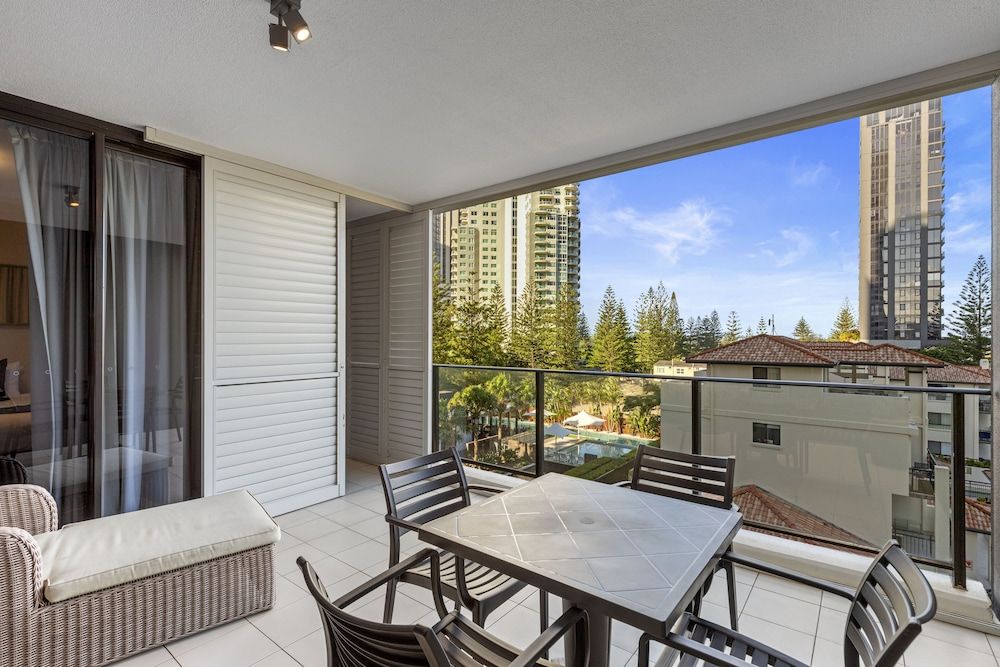 Ultra Broadbeach 1 Bedroom Garden View 2
