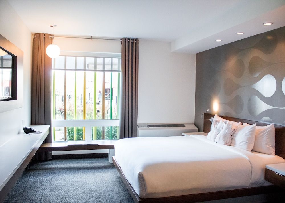 Mere Hotel Room, 1 King Bed, City View (Main Floor) 2