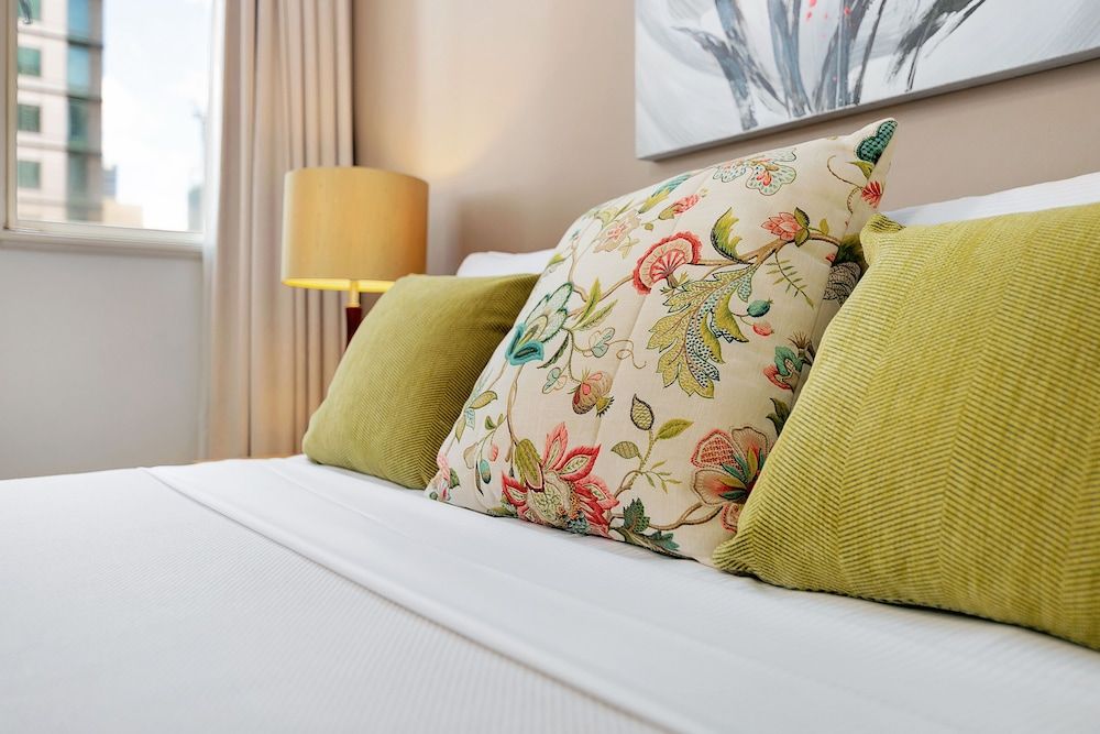 The Manor Apartment Hotel Queen Room 2